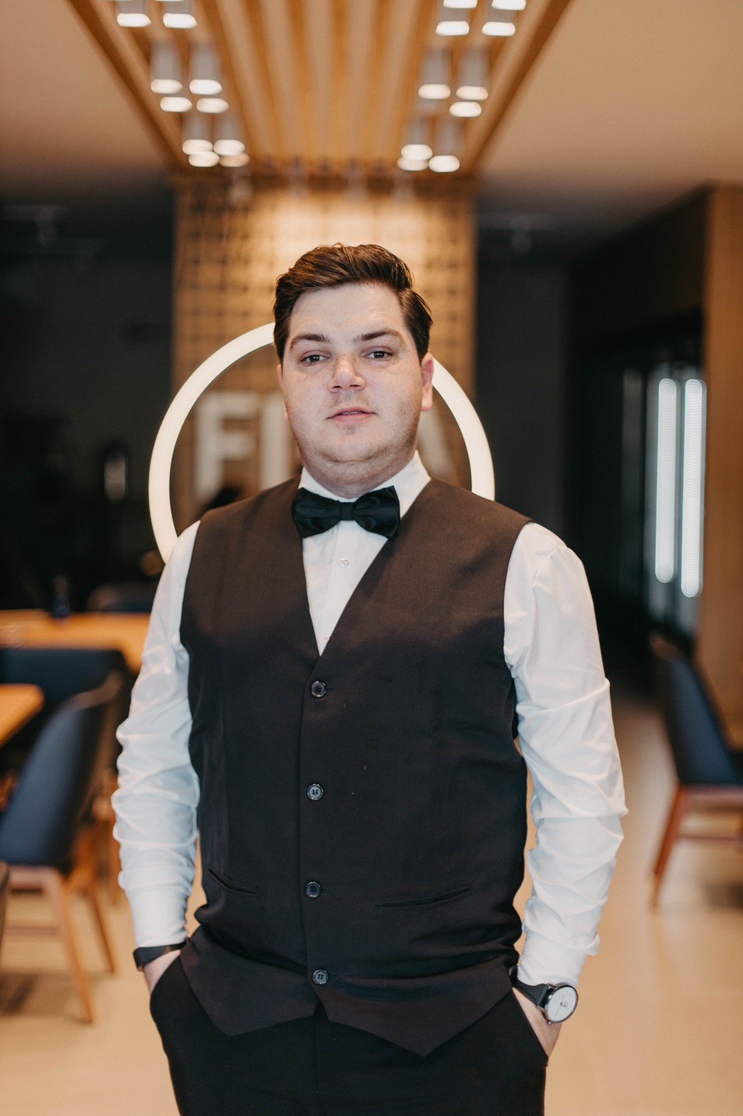Ezequiel Schaefer, o Garçom Modelo, de colete e gravata borboleta